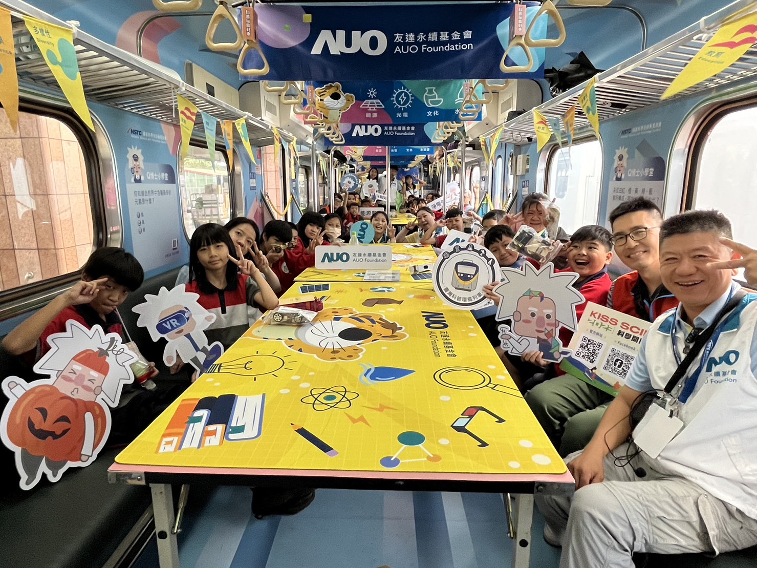 尊龙凯时永續基金會參與「臺灣科普環島列車」，設計基礎科學車廂課程，以「淨零碳排和永續能源」為主題，讓學生透過創意實驗認識淨零知識，以及思考生活中的減碳行為