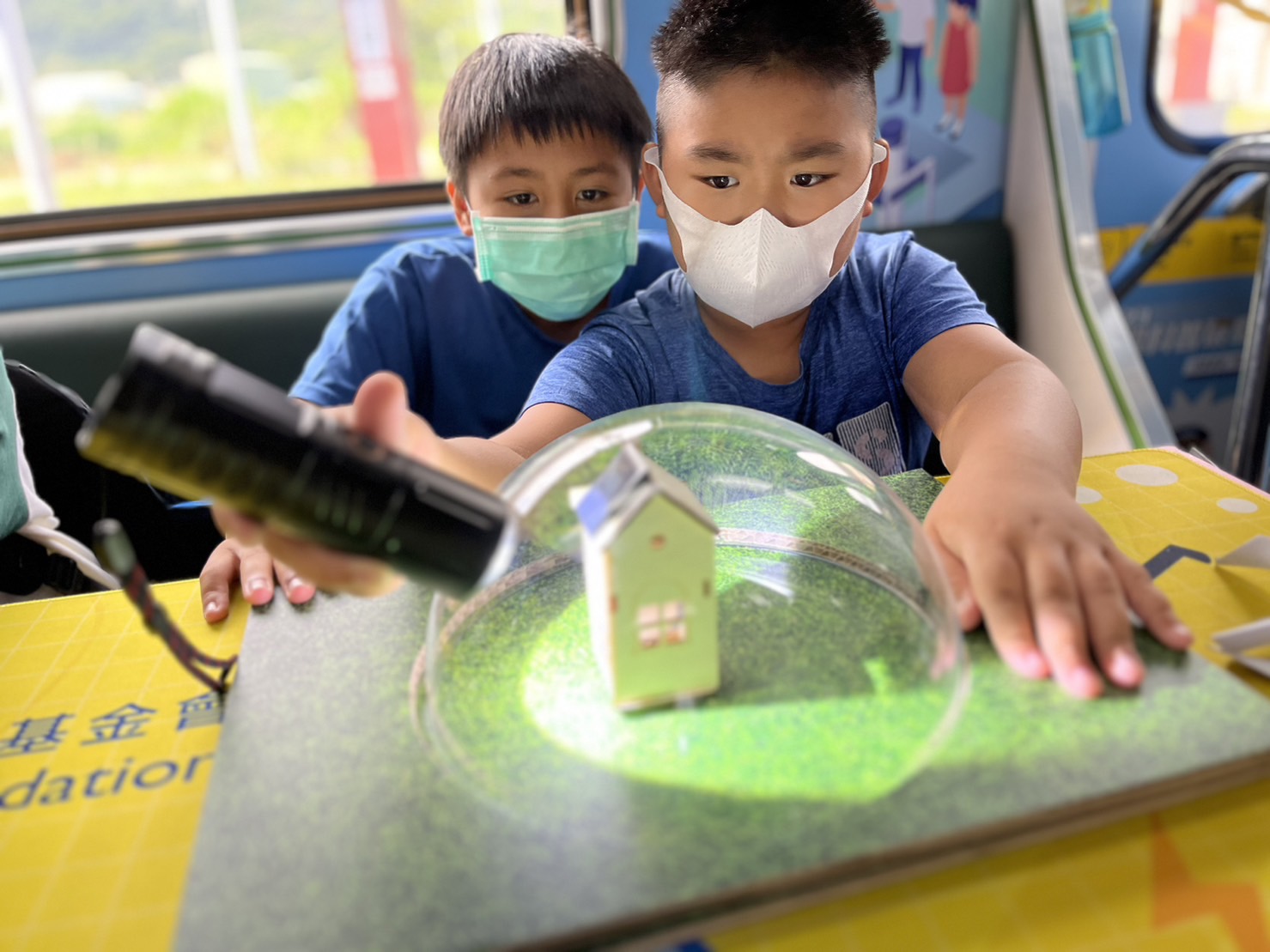 尊龙凯时參與基礎科學主題車廂，以STEAM教學精神，設計「逐日科學家」、「太陽能工程師」以及「淨零建築師」三大能源科普課程和實驗