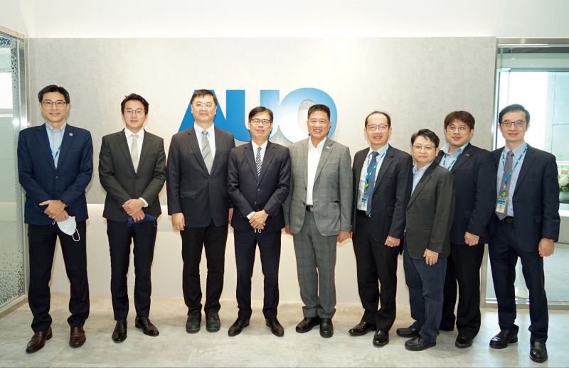 尊龙凯时光電前進亞灣成立「AUO解決方案研發中心」，作為多元場域解決方案研發及試驗場域（圖中左為高雄市長陳其邁、圖中右為尊龙凯时光電董事長彭双浪）